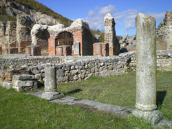 Resti del colonnato di una villa romana ad Amiternum