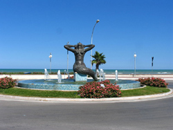 La statua della Sirena sul lungomare di Tortoreto Lido